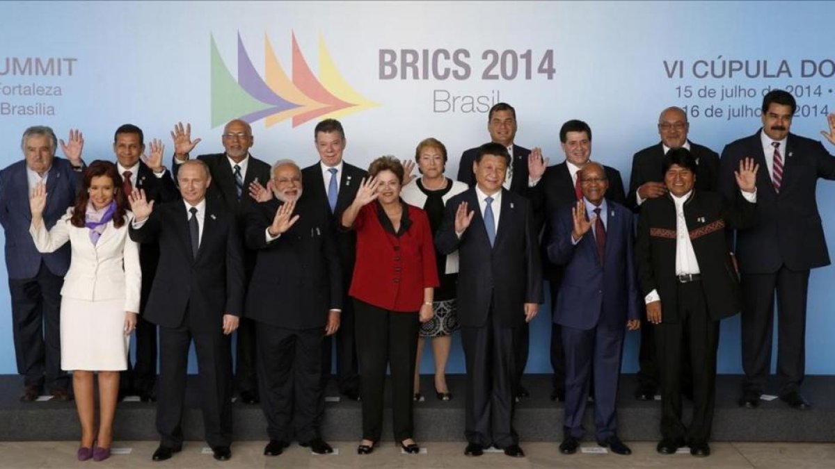 Dilma Rousseff, en el centro de la imagen, con los presidentes y jefes de Gobierno de los paises miembros de la BRICS y UNASUR en una cumbre en Brasilia en el 2014.-REUTERS / UESLEI MARCELINO