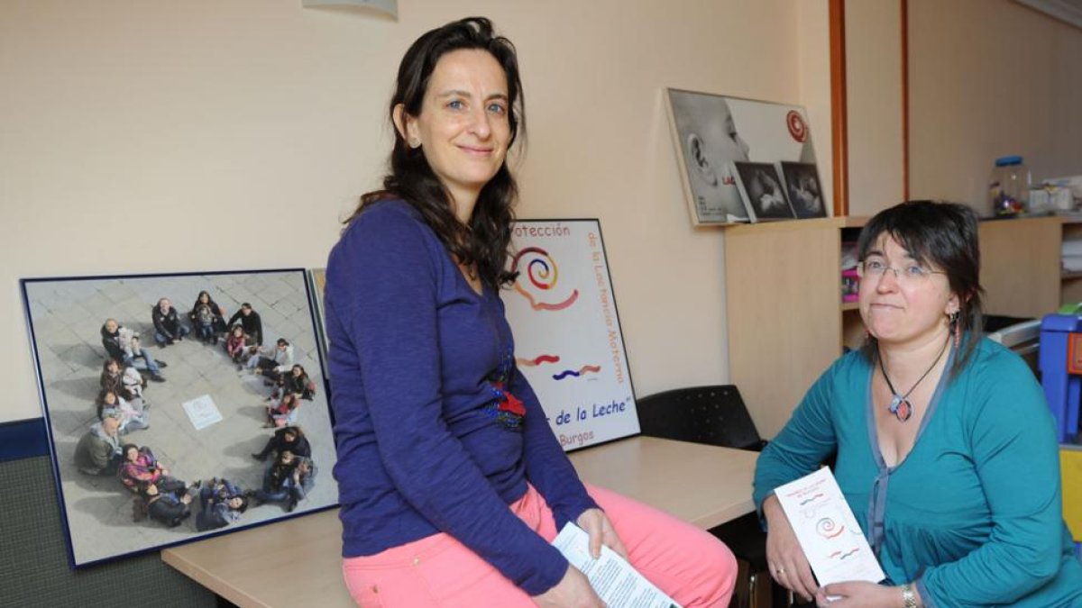 Imagen de archivo de la consultora de lactancia Carmen Enrique y la presidenta del colectivo, Elba Chapero.-ISRAEL L. MURILLO