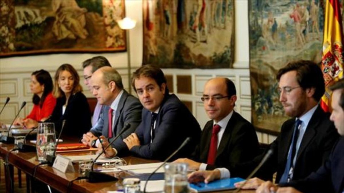 Roberto Bermúdez de Castro (cuarto por la derecha), en una reunión con otros secretarios de Estado.-/ JUAN MANUEL PRATS