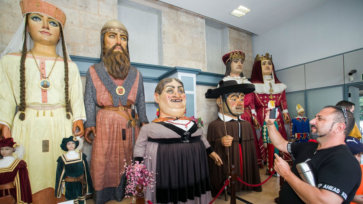 Una visitante saca fotografías de los gigantones y los gigantillos. TOMÁS ALONSO