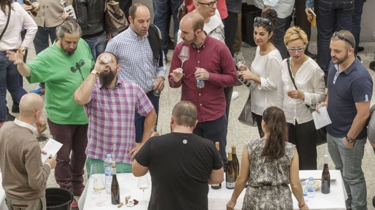 La cata acogió tanto vinos nacionales como internacionales.-SANTI OTERO