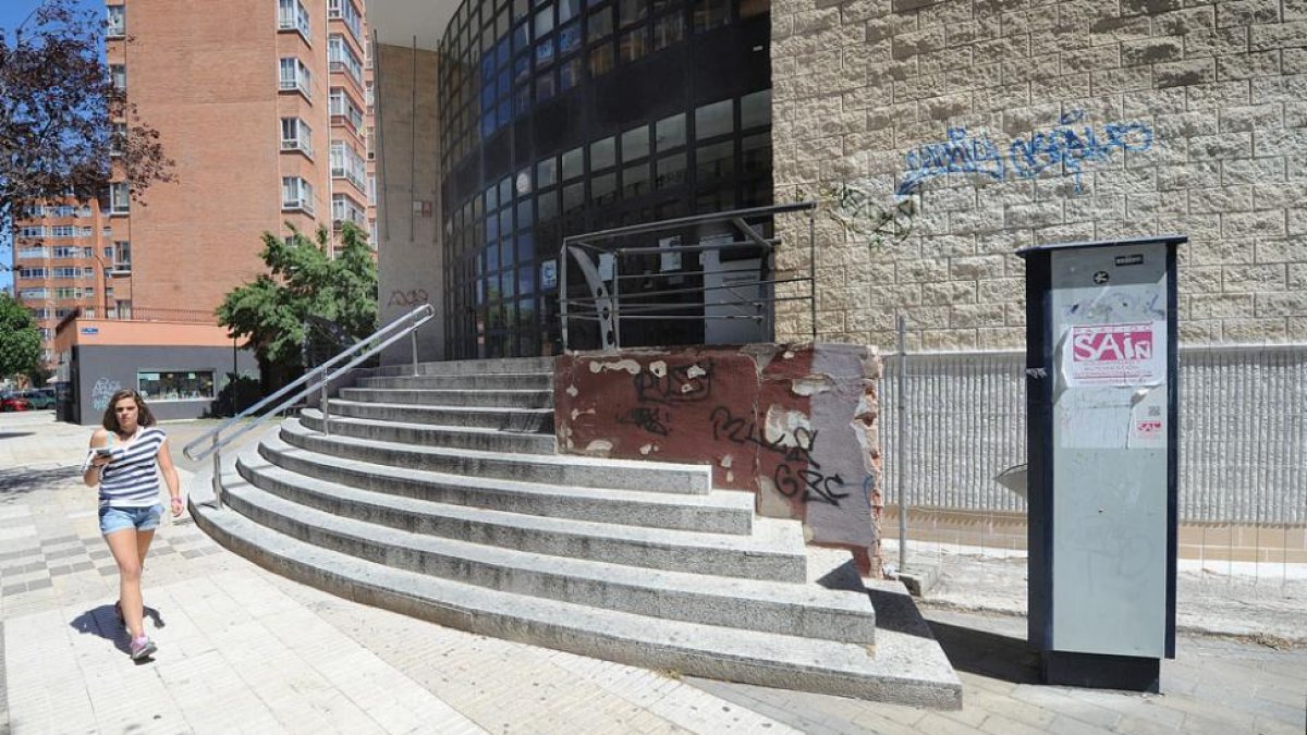 Imagen de la entrada principal de la biblioteca Gonzalo de Berceo.-ISRAEL L. MURILLO