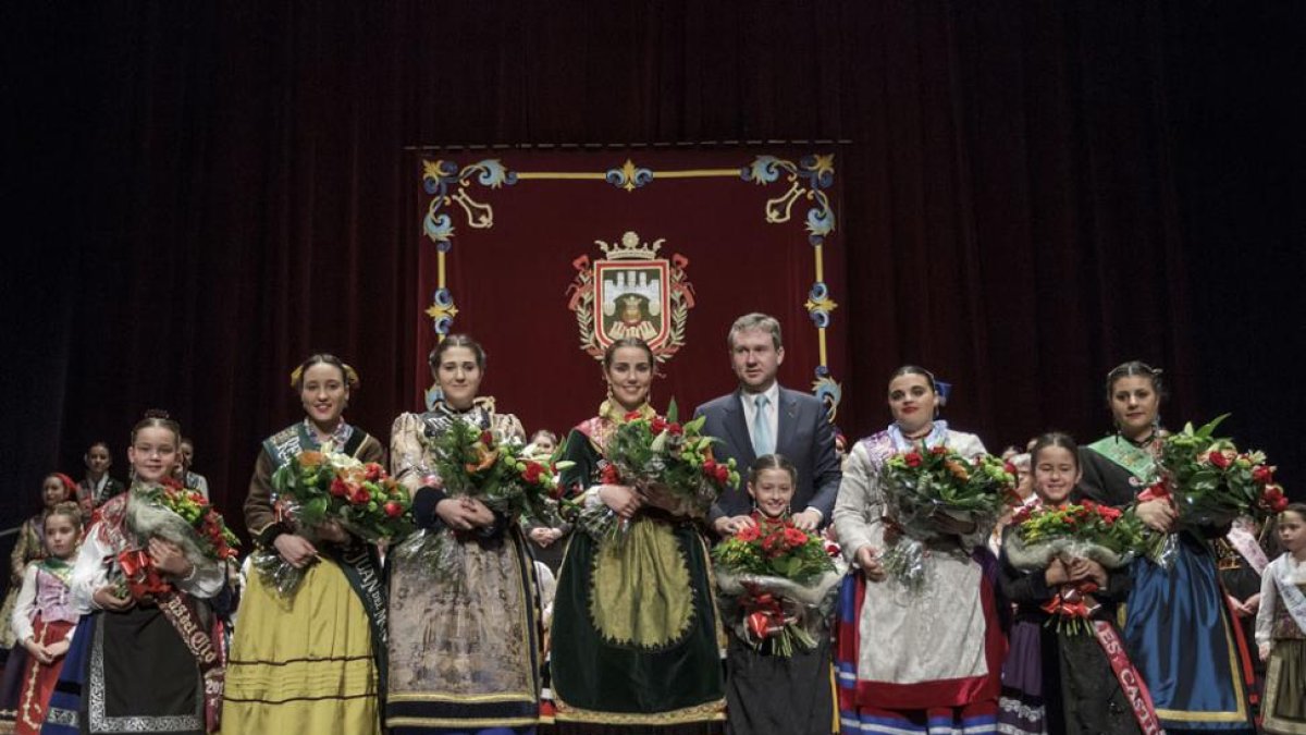 El alcalde de Burgos posa con las integrantes de la Corte Real 2018 en el acto de proclamación celebrado ayer.-SANTI OTERO