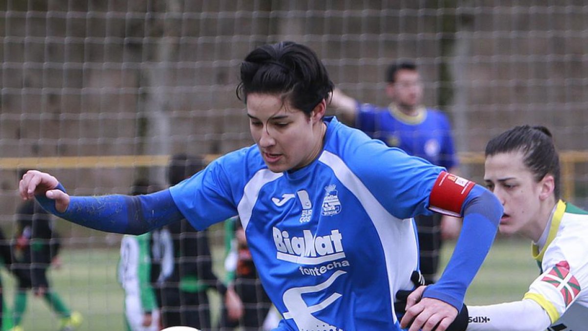 Tania Güemes controla el balón durante el partido de ayer.-SANTI OTERO