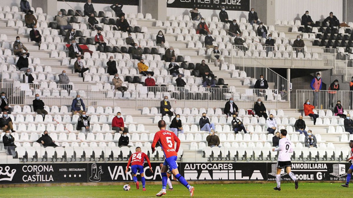 El Burgos CF ya puso en práctica con éxito los protocolos para reunir a cerca de un millar de aficionados en las gradas. ISRAEL L. MURILLO