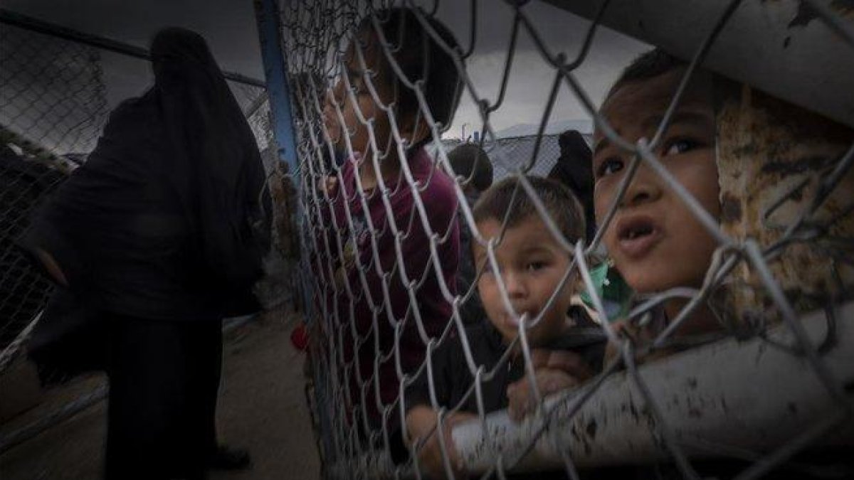 Niños y mujeres en un campo del EI en Siria.-RICARD GARCÍA VILANOVA