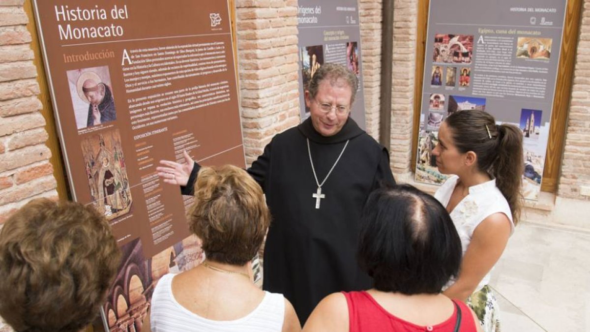 El Abad del Monasterio de Silos, Lorenzo Maté, conversa con varios asistentes durante el acto inaugural de la exposición.-ICAL