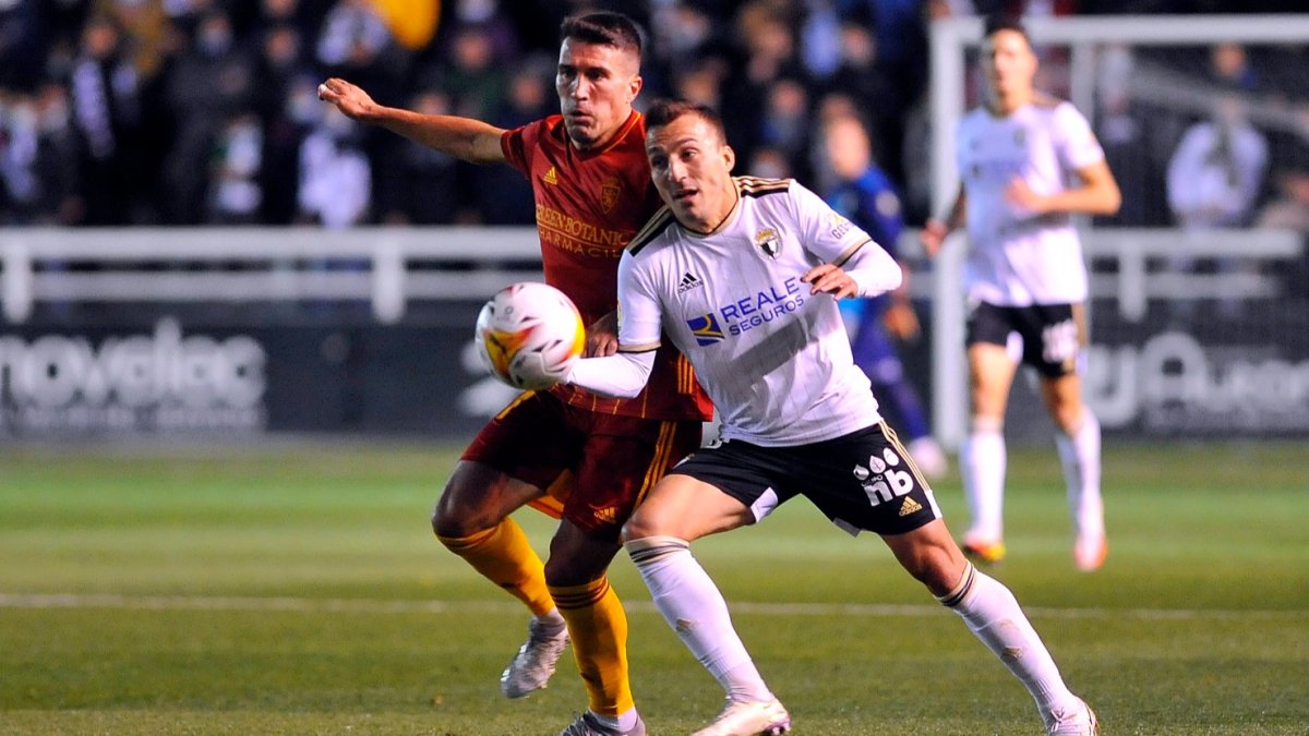 Valcarce pugna con un rival. TOMÁS ALONSO