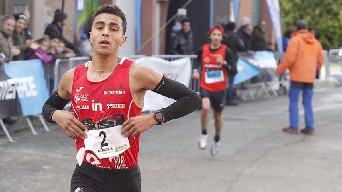 Ibrahim Chakir estrenó su palmarés de campeón en el Cross de Navidad de El Crucero. Superó en los últimos metros a Jorge Blanco-Santi Otero