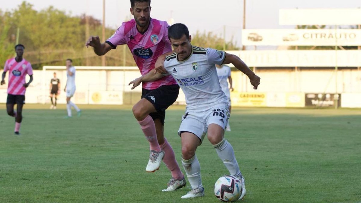 Matos controla el balón en un lance del partido disputado en Astorga. TWITTER / @BURGOS_CF