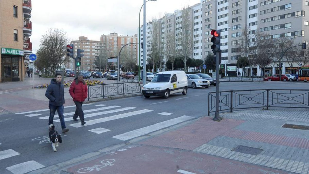 Dos peatones cruzan en la carretera de Poza. ECB