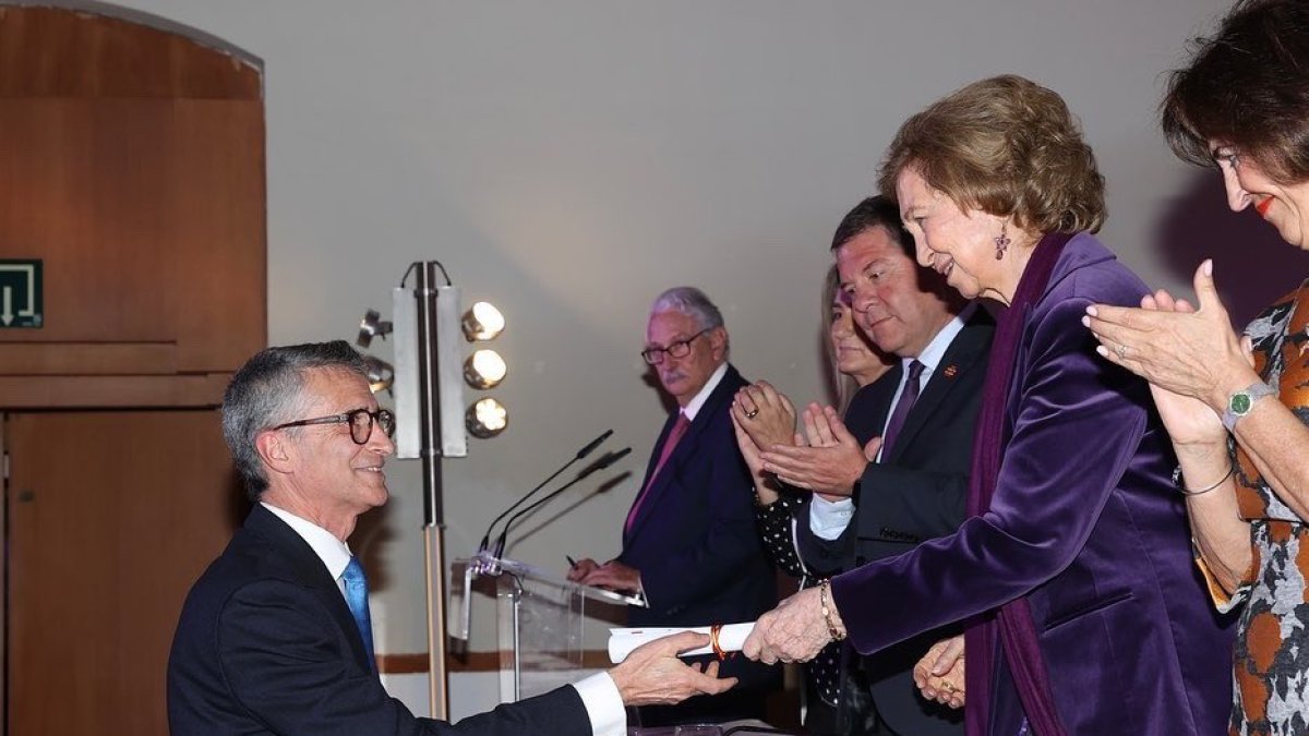 Emilio de Domingo recibe el diploma de manos de la Doña Sofía. ECB