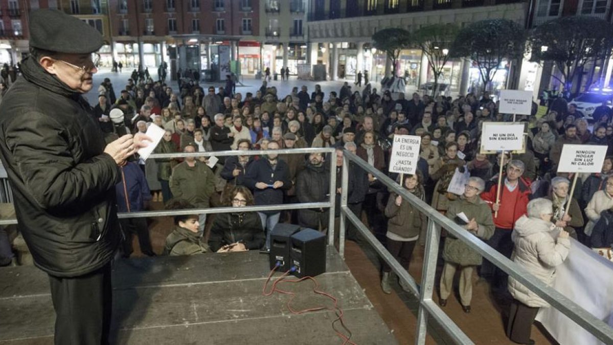 El arzobispo de Burgos Fidel Herráez lee el manifiesto ante los presentes.-SANTI OTERO