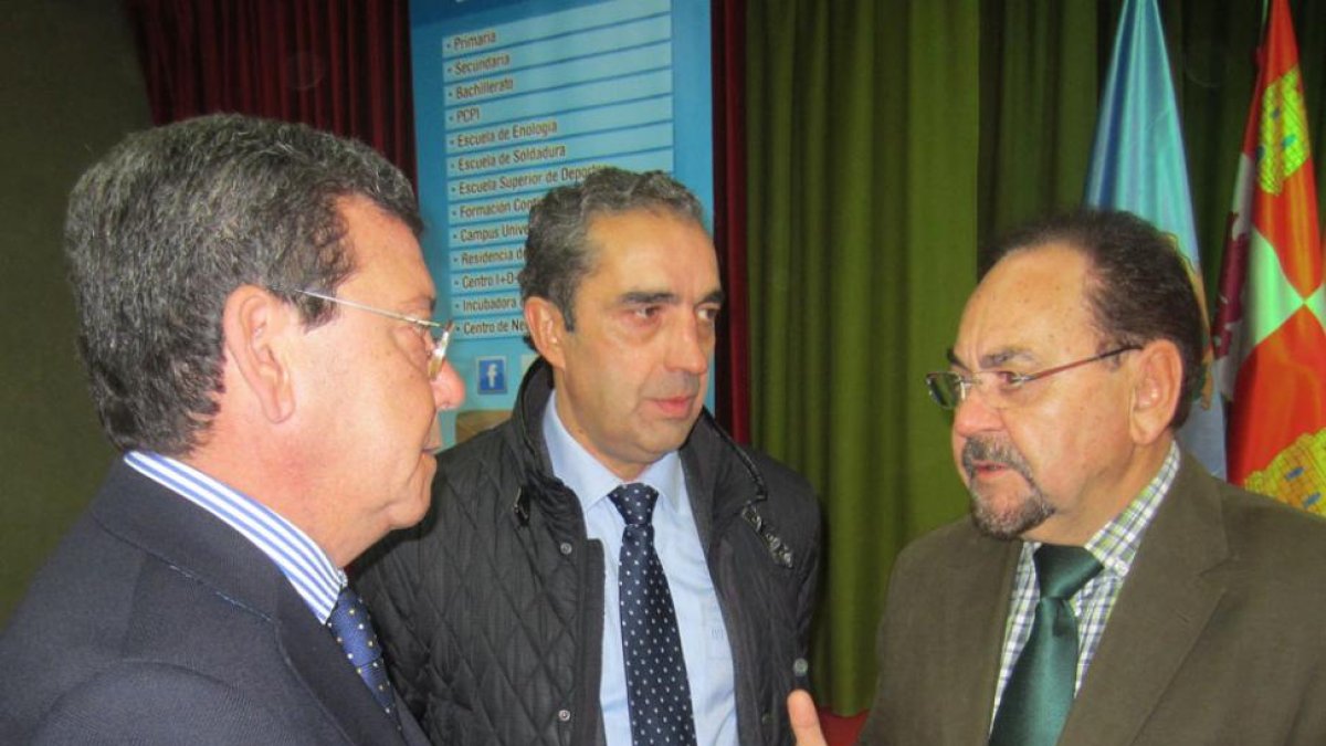 Imagen de archivo de Ángel Guerra con el presidente provincial, César Rico, y el alcalde de Roa, David Colinas