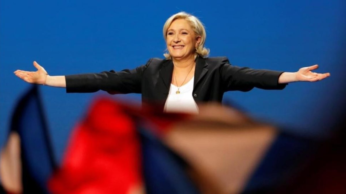 Le Pen, sonriente, en su acto electoral en Villepinte, cerca de París, el 1 de mayo.-REUTERS / CHARLES PLATIAU