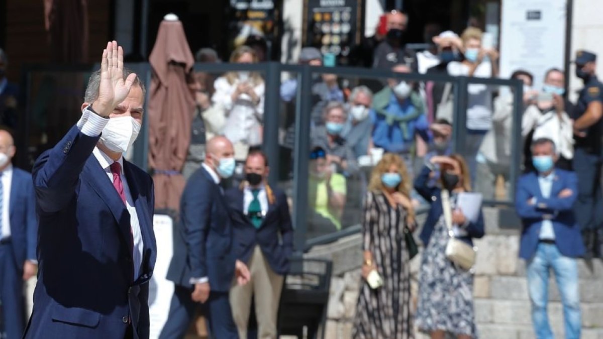 El Rey saluda a su llegada a la Catedral al público que le aguardaba en un recinto vallado y tras un cordón policial. SANTI OTERO