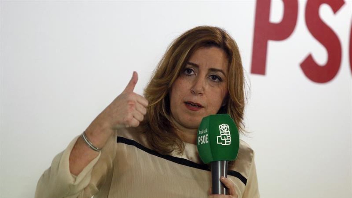 La presidenta de la Junta de Andalucía, Susana Diaz (d), durante la cena organizada por el PSOE de Roquetas de Mar, con motivo del Día Internacional de la Mujer.-EFE