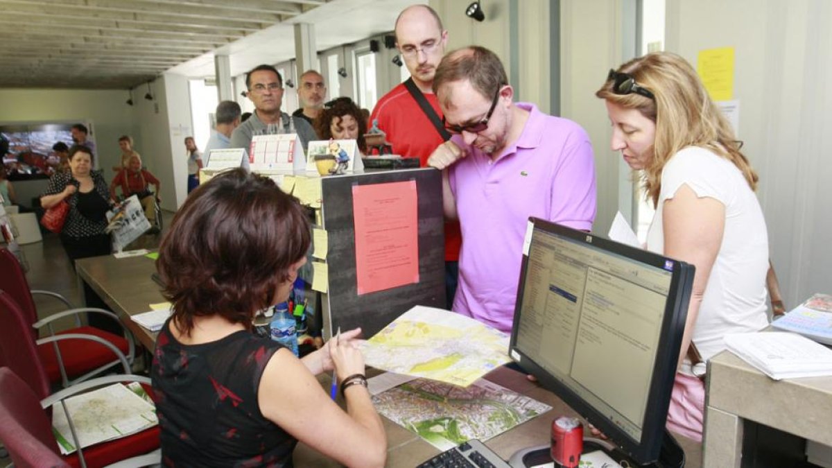 Una empleada atiende a varios turistas en la oficina de Nuño Rasura.-RAÚL G. OCHOA