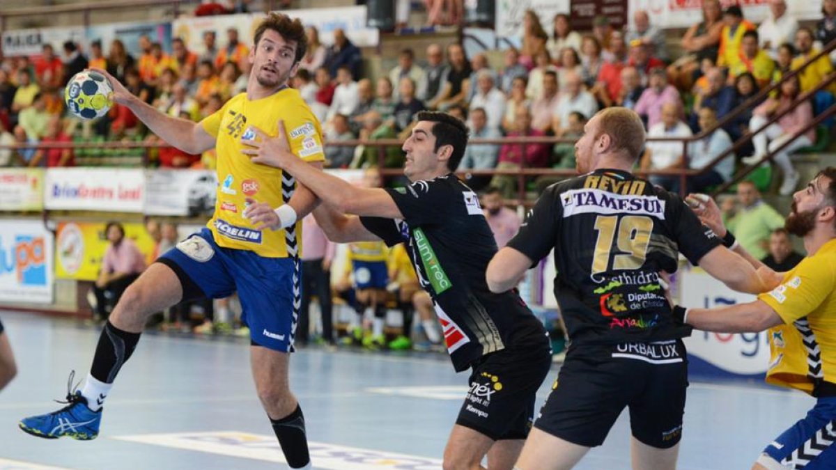 Nantes apura la acción ofensiva durante un partido.-ALBERTO CALVO