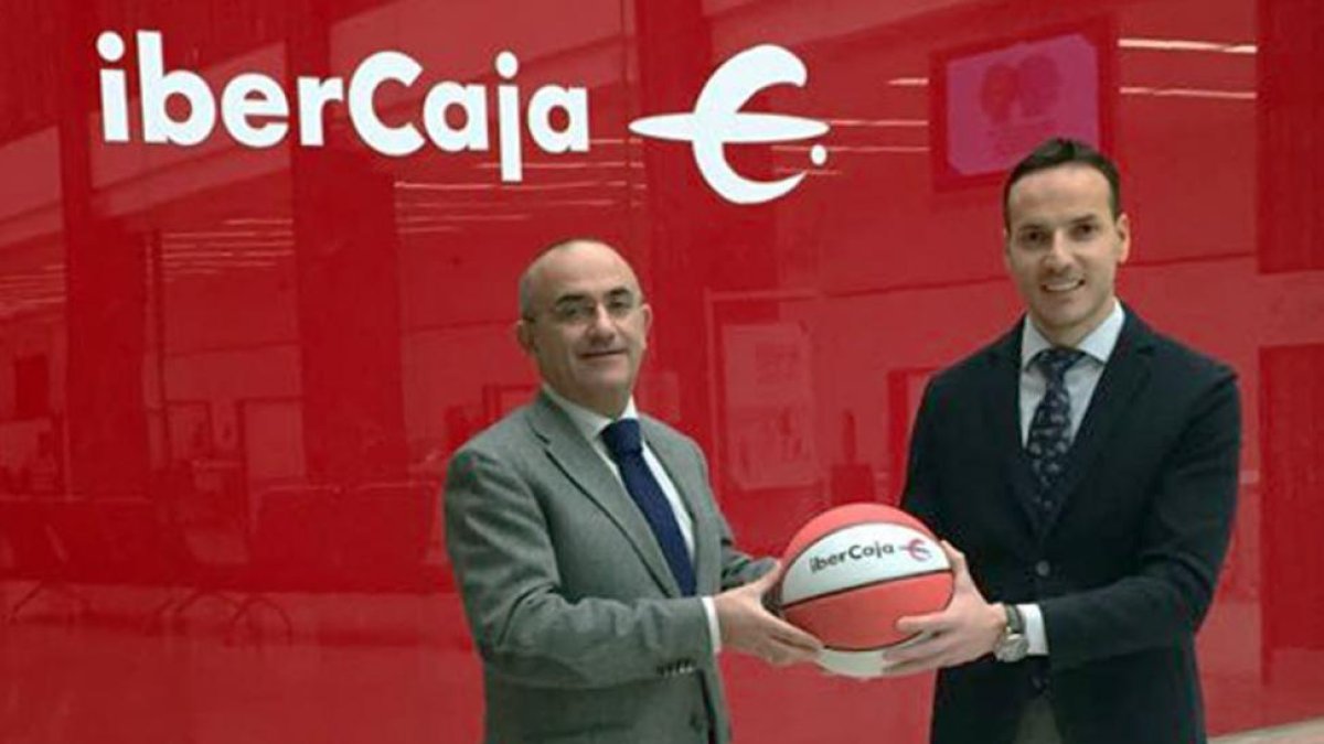 Eduardo Hernández (Ibercaja) y Félix Sancho (San Pablo) escenifican el acuerdo entre ambas entidades.-SAN PABLO BURGOS