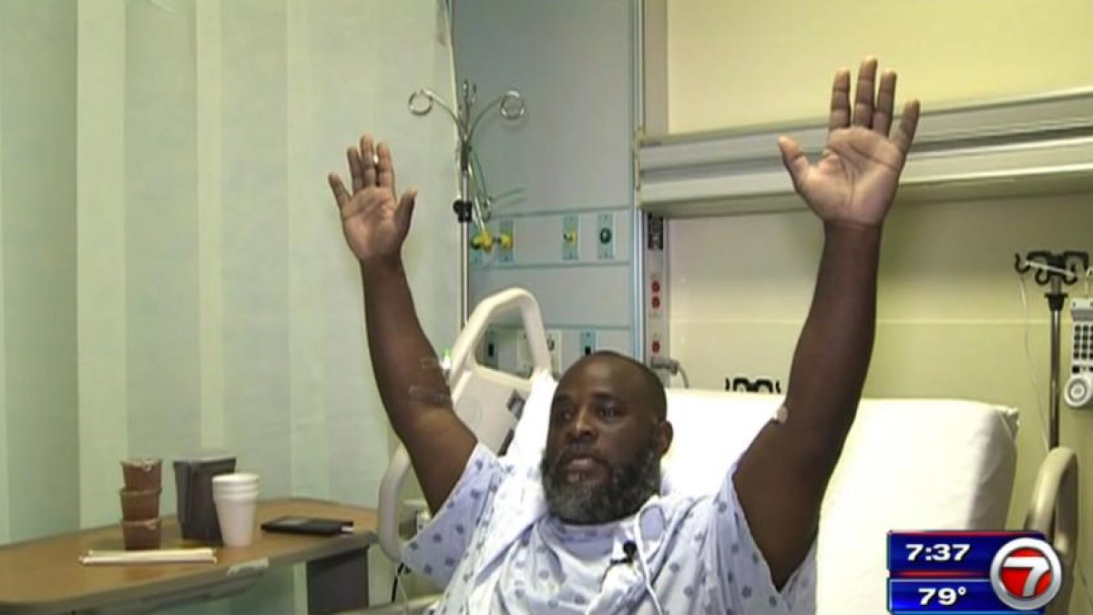 Charles Kinsey, en la cama del hospital, explica el incidente con la policía de Miami.-AP