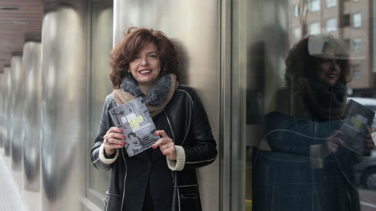 Belén de la Parte, ayer con un ejemplar de su nuevo libro, con portada diseñada por ella.-Raúl Ochoa