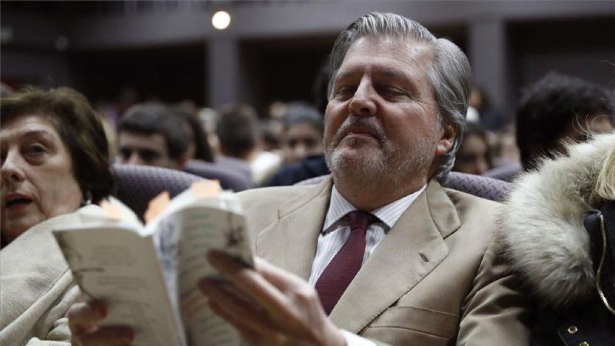 El ministro de Cultura, Íñigo Méndez de Vigo, asiste el pasado martes al acto celebrado en un céntrico instituto madrileño con motivo del 75 aniversario de la muerte de Miguel Hernández.-EFE