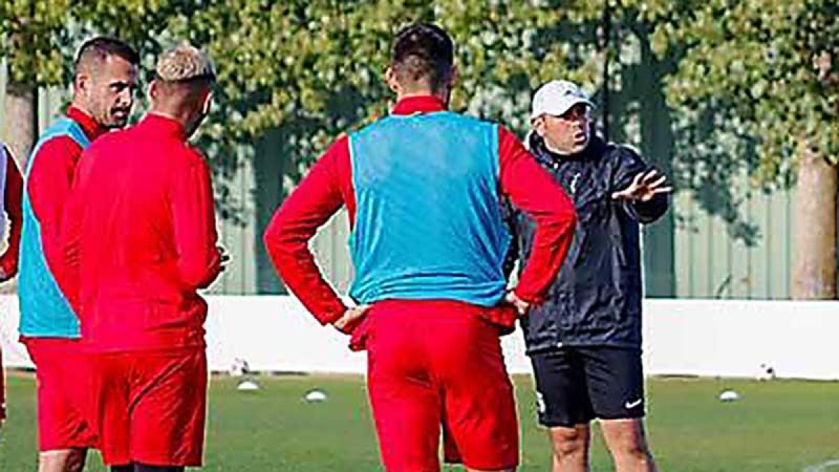 Óscar Río ‘Fosky’ ya dirigió al primer equipo de forma interina la pasada campaña.-RAÚL G. OCHOA