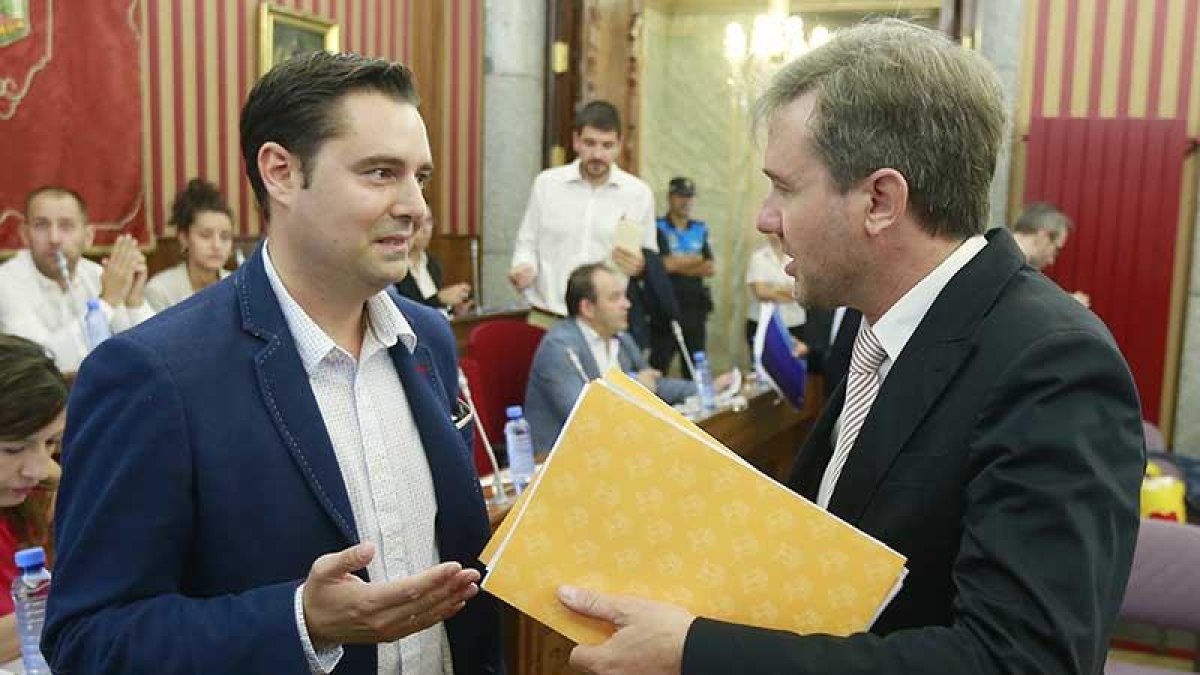 Daniel de la Rosa (PSOE) y Javier Lacalle (PP) charlan en el inicio de un Pleno municipal.-RAÚL G. OCHOA