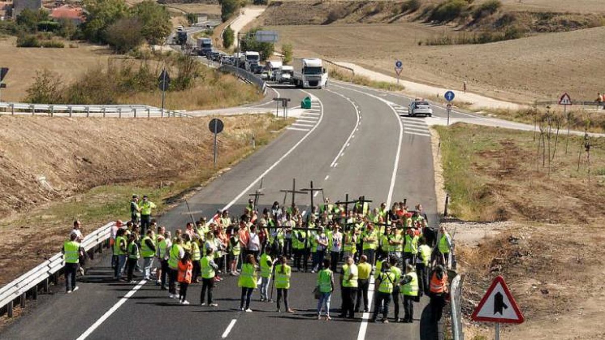 Un centenar de manifestantes cortaron ayer la carretera nacional y pusieron varias cruces en recuerdo de los dos últimos fallecidos.-G. G.