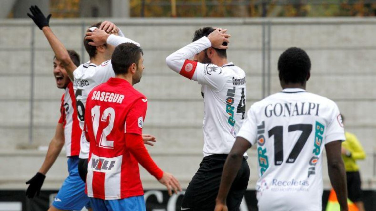 Julio Rico y Borda se lamentan durante el partido ante el Navalcarnero.-SANTI OTERO