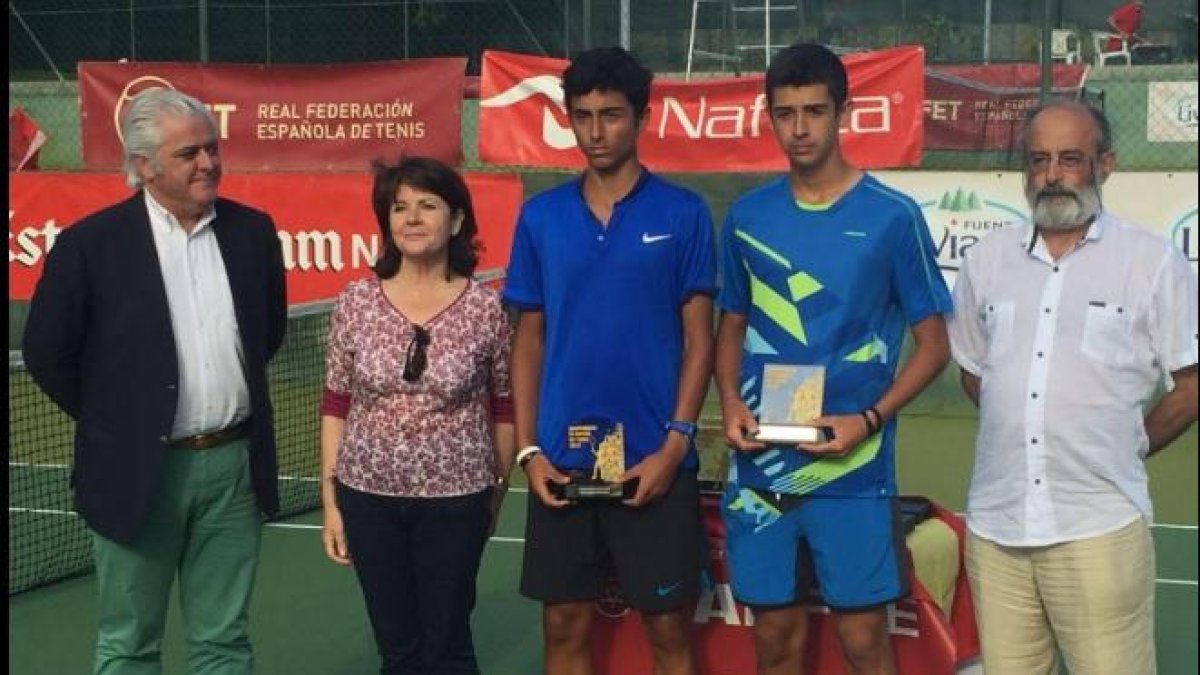Nicolás Álvarez, tercero por la izquierda, posa con el trofeo de subcampeón.-TWITTER / @RFET