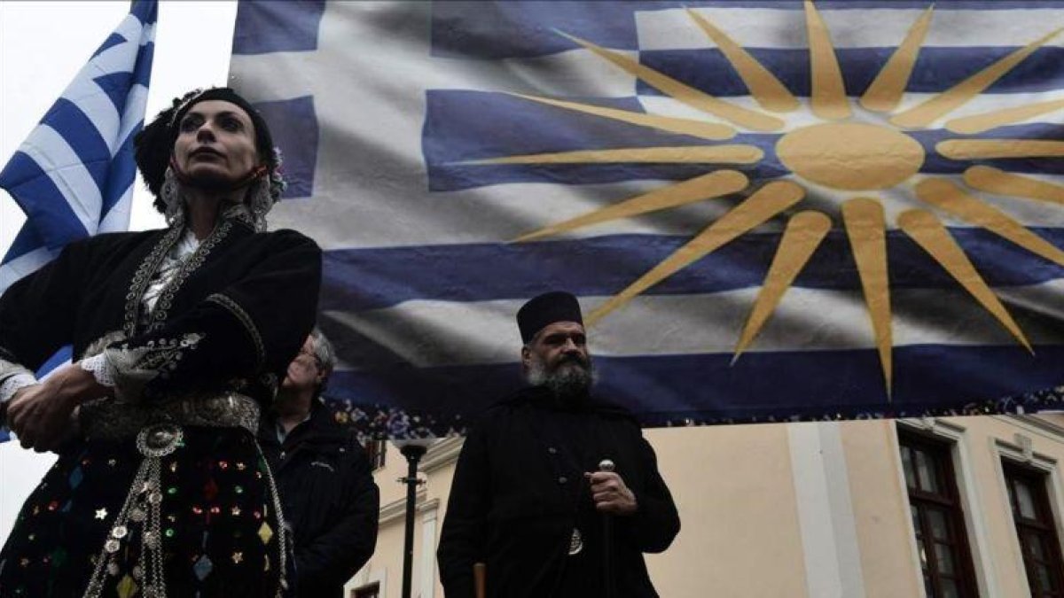 Personas ataviadas con trajes tradicionales se manifiestan en Atenas contra que Grecia acepte la nueva denominación del Estado de Macedonia como República de Macedonia del Norte, el 22 de enero del 2019.-SAKIS MITROLIDIS