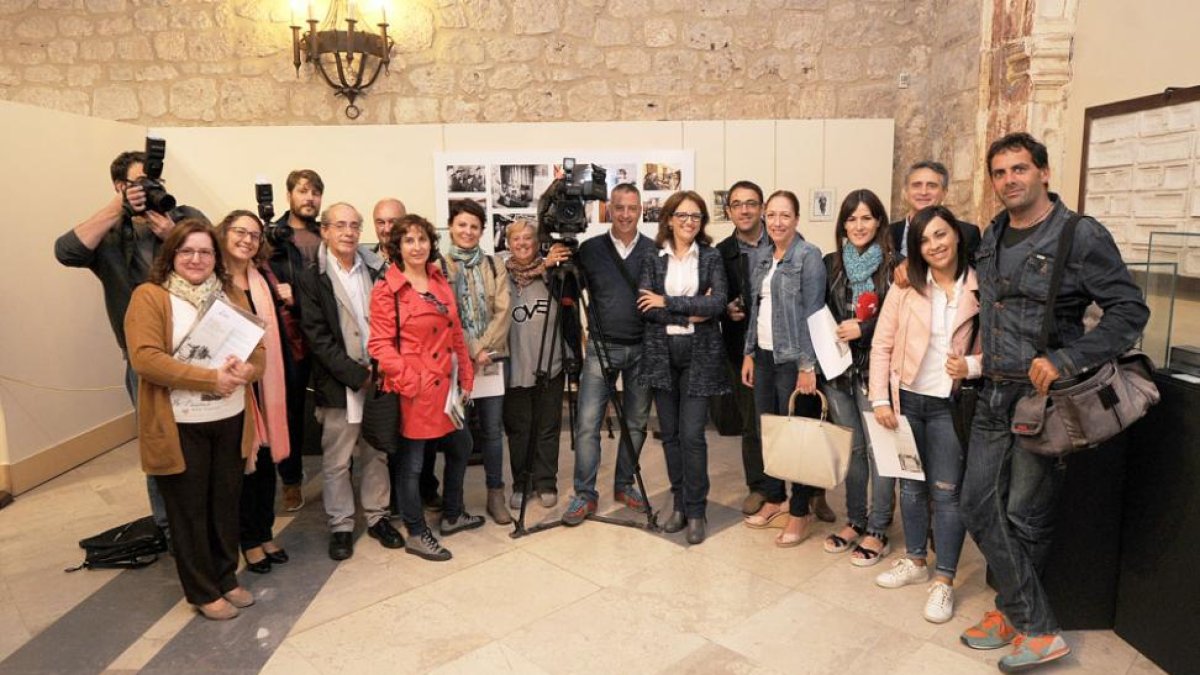 Algunos de los periodistas y gráficos  que acudieron a la inauguración posan con Mar González, presidenta de APBU.-ISRAEL L. MURILLO