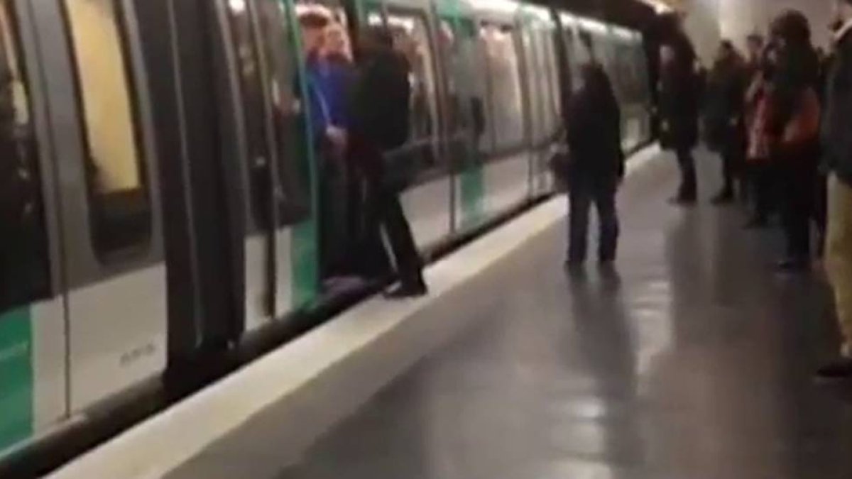 Momento en que el Souleymane S. es insultado y empujado para que no entre en el vagón.-Foto: YOUTUBE