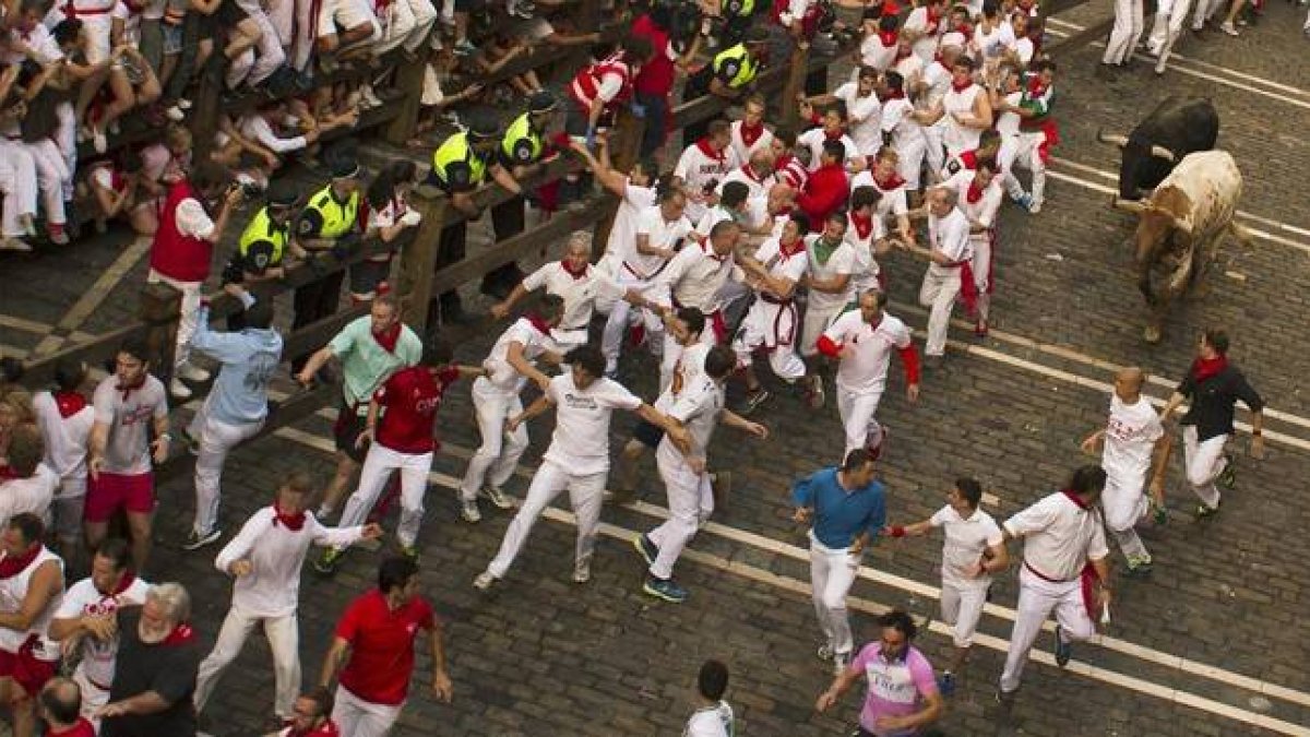 Imagen del primer encierro de los Sanfermines del 2015, con toros de Jandilla.-Foto: Imagen del primer encierro de los Sanfermines del 2015, con toros de Jandilla.