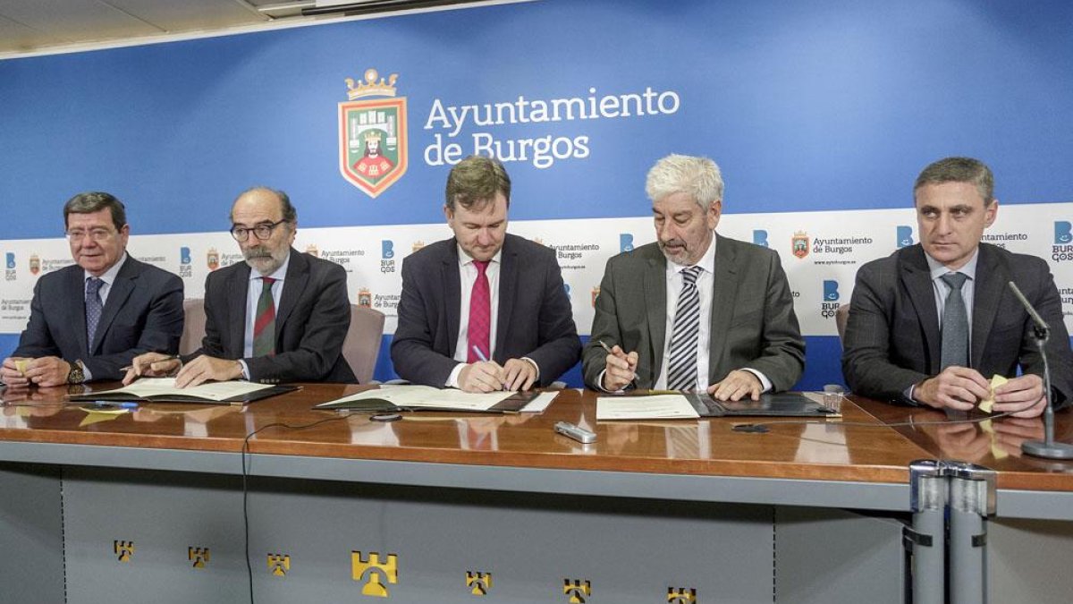 El alcalde, Javier Lacalle, y los socios de Cetabsa firmaron el acuerdo de colaboración económica para financiar las obras.-SANTI OTERO