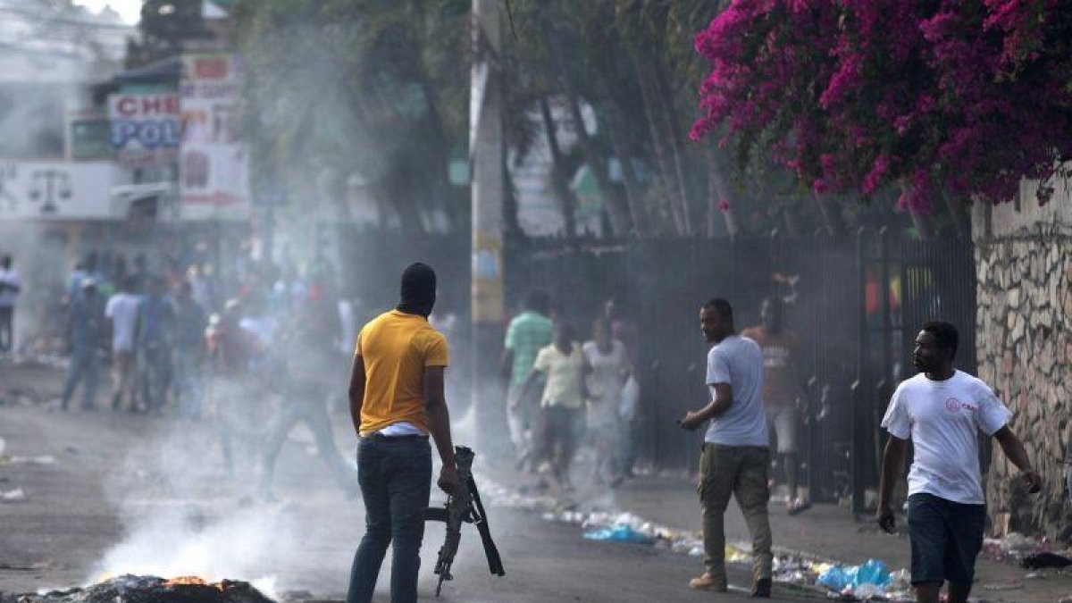 Las protestas callejeras en Haití son cada vez más violentas.-REUTERS