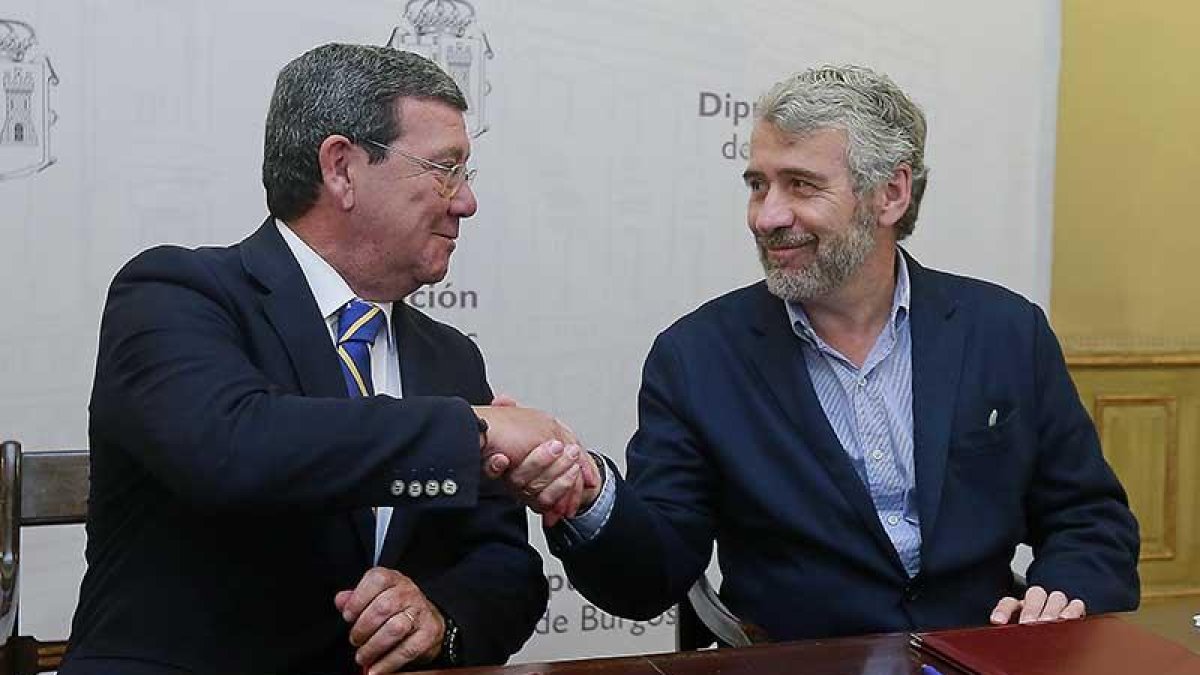 El presidente de la Diputación, César Rico, con el director de Cáritas en Burgos, Jorge Simón.-RAÚL G. OCHOA