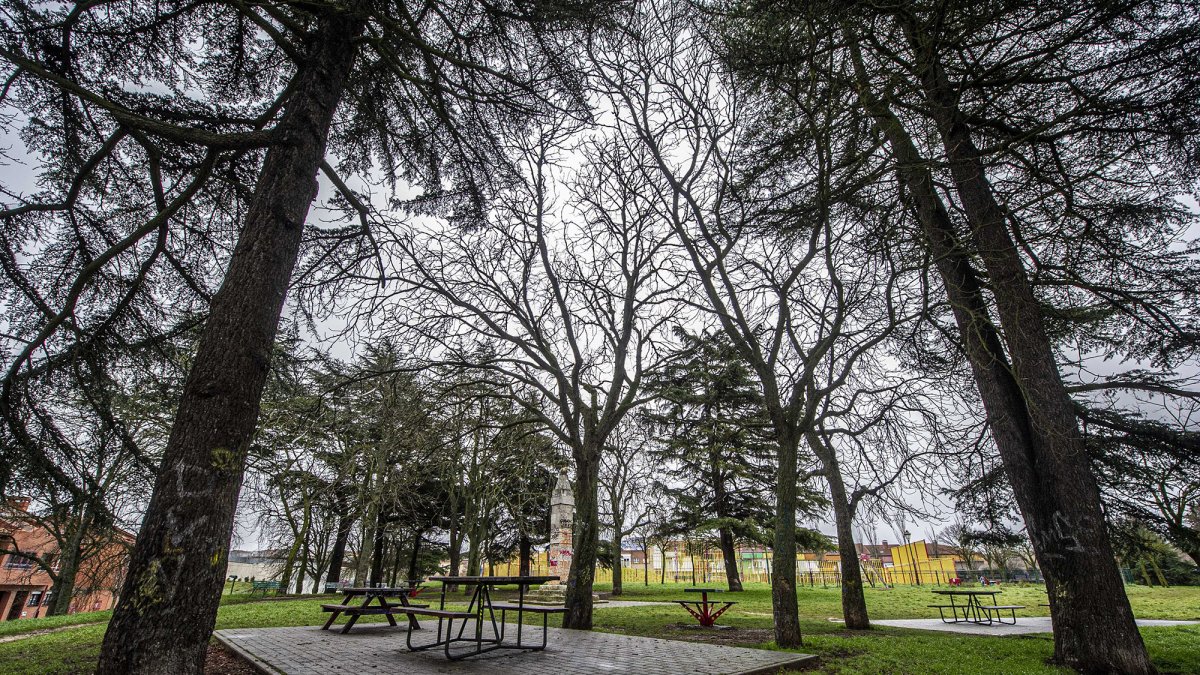 La zona de mesas y bancos del parque del Crucero todavía necesita mejoras. ISRAEL L. MURILLO