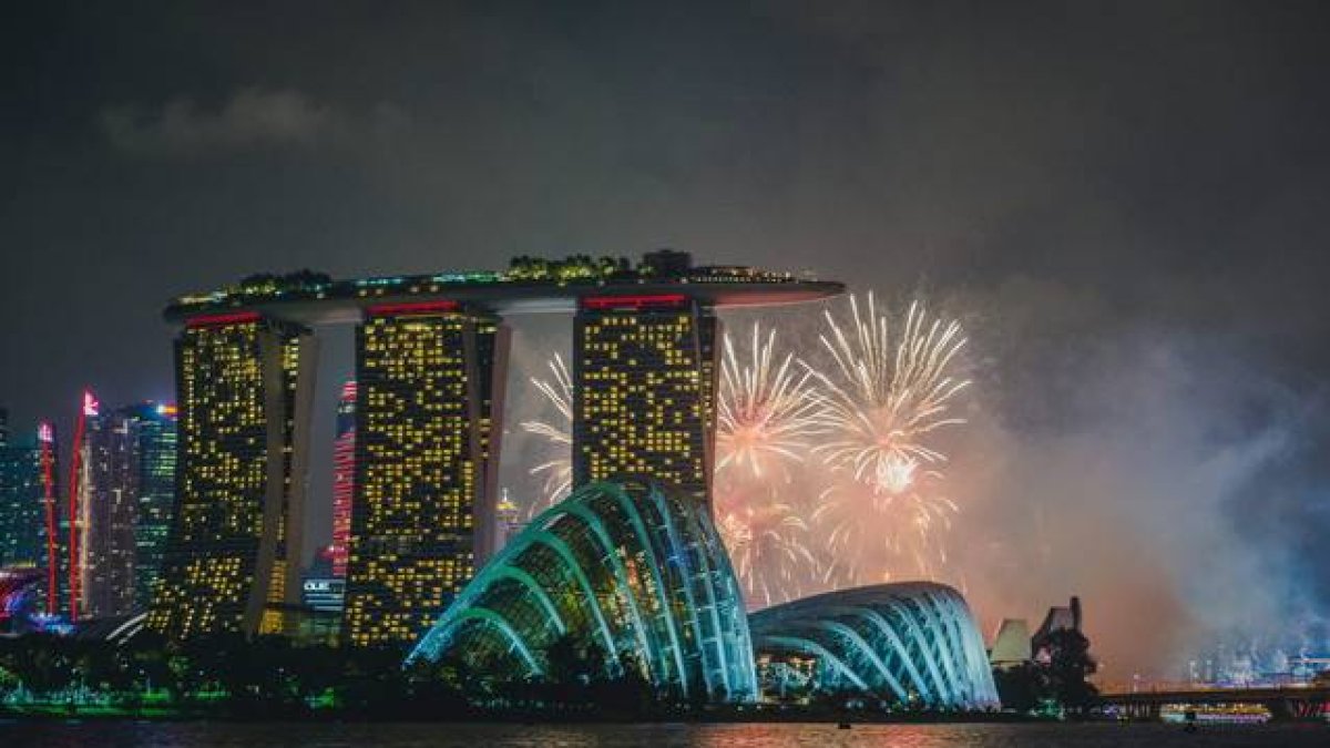 El cielo y la bahía de Singapur durante la celebración de la independencia este domingo.-Foto: EFE / TOM WHITE