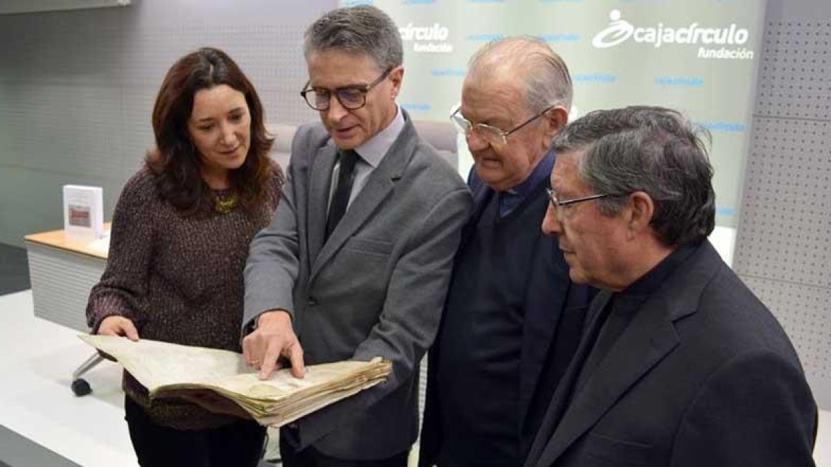 Emilio de Domingo, junto al presidente del Cabildo, Pablo González, y al archivero de la Catedral , Matías Vicario, tras la firma del convenio de colaboración.-ICAL
