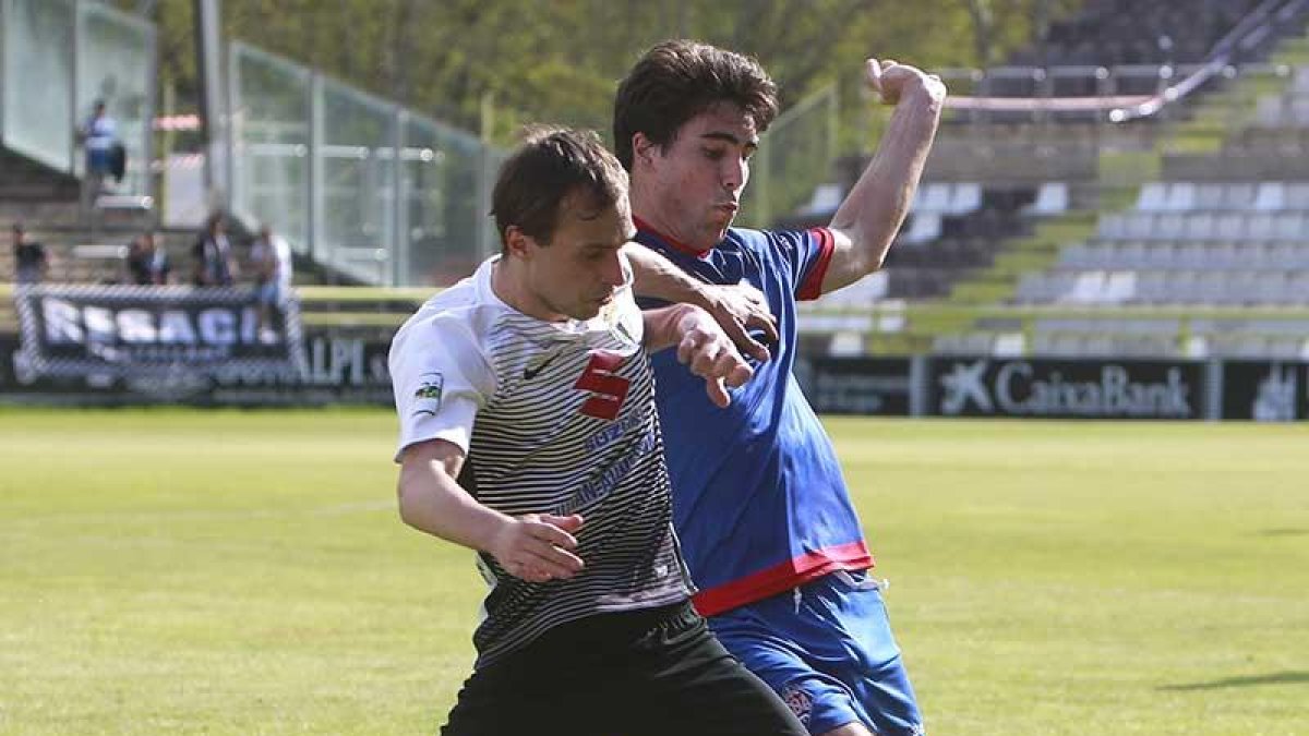 Eneko protege un balón en el último choque en El Plantío-Raúl G. Ochoa