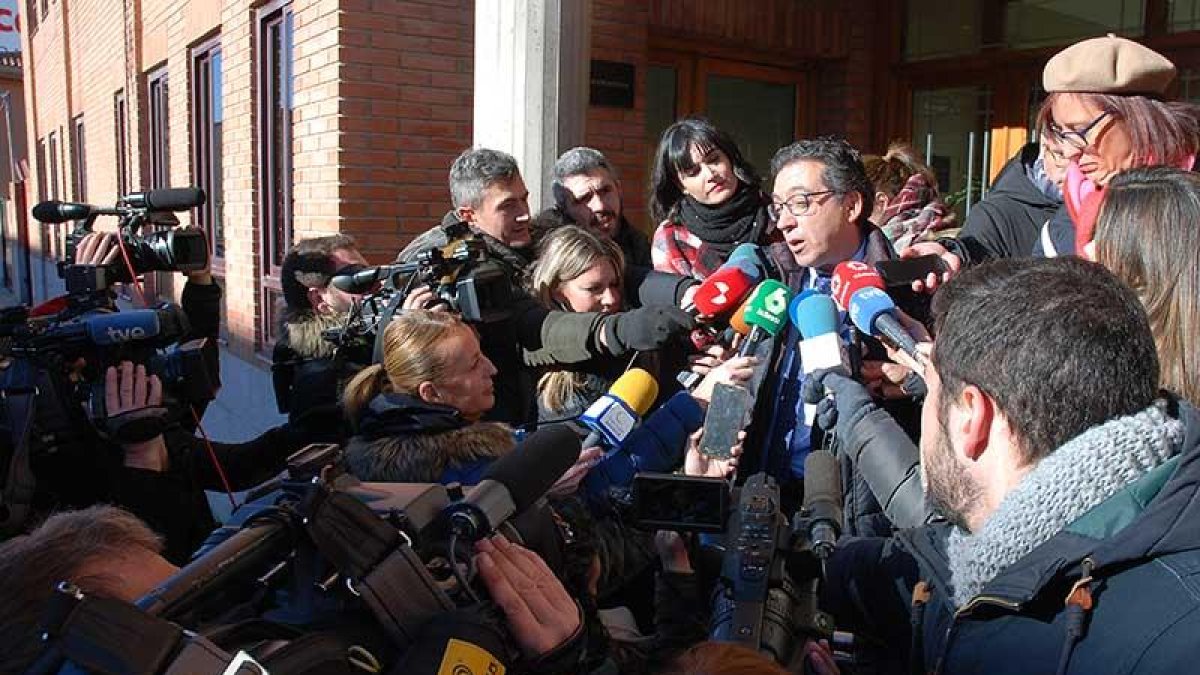 El letrado de la Fundación Clara Campoamor atendió a los numerosos periodistas concentrados ayer en los juzgados de Aranda.-L.V.