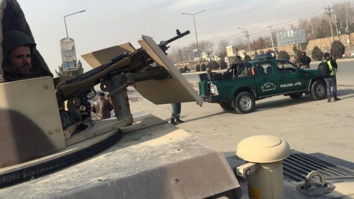 Agentes de seguridad vigilan el lugar donde se ha produciado un ataque contra un centro de entrenamiento de la principal agencia de inteligencia afgana en Kabul.-JAWAD JALALI / EFE