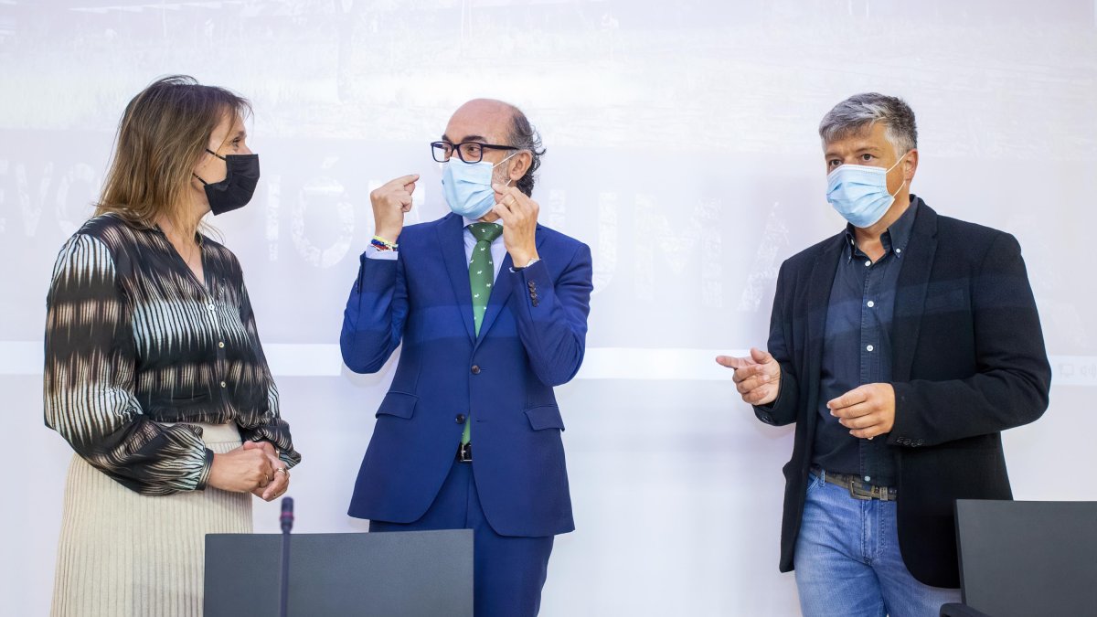 Rocío Lucas, Javier Ortega y Alejandro Sarmiento charlan antes de la presentación. SANTI OTERO