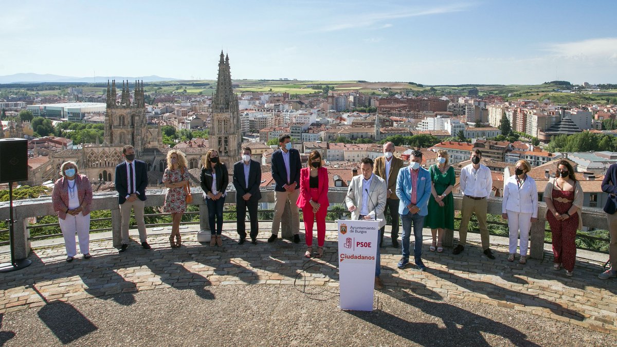El alcalde, Daniel de la Rosa, y el vicealcalde, Vicente Marañón, con todos los integrantes del Gobierno de coalición en el Mirador del Castillo para hacer balance de los dos primeros años de legislatura. TOMÁS ALONSO
