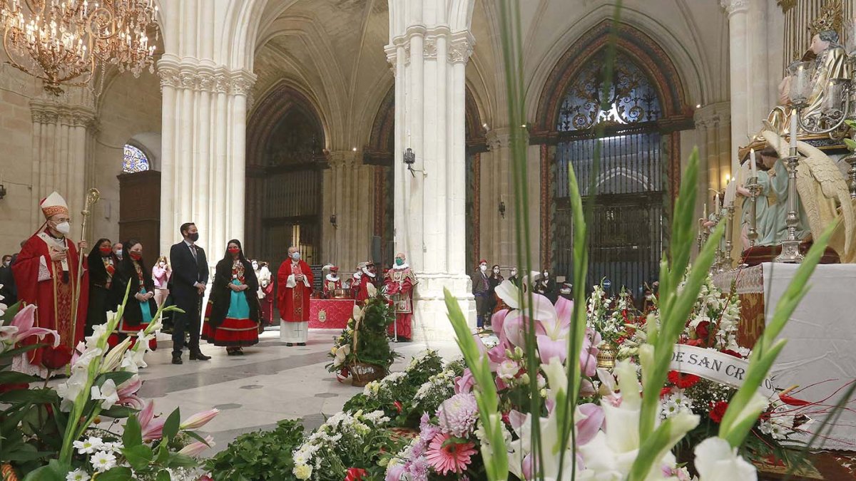 El arzobispo de Burgos, Fidel Herráez, ejerció de anfitrión durante la ofrenda floral a Santa María la Mayor en la Catedral. / RAÚL G. OCHOA