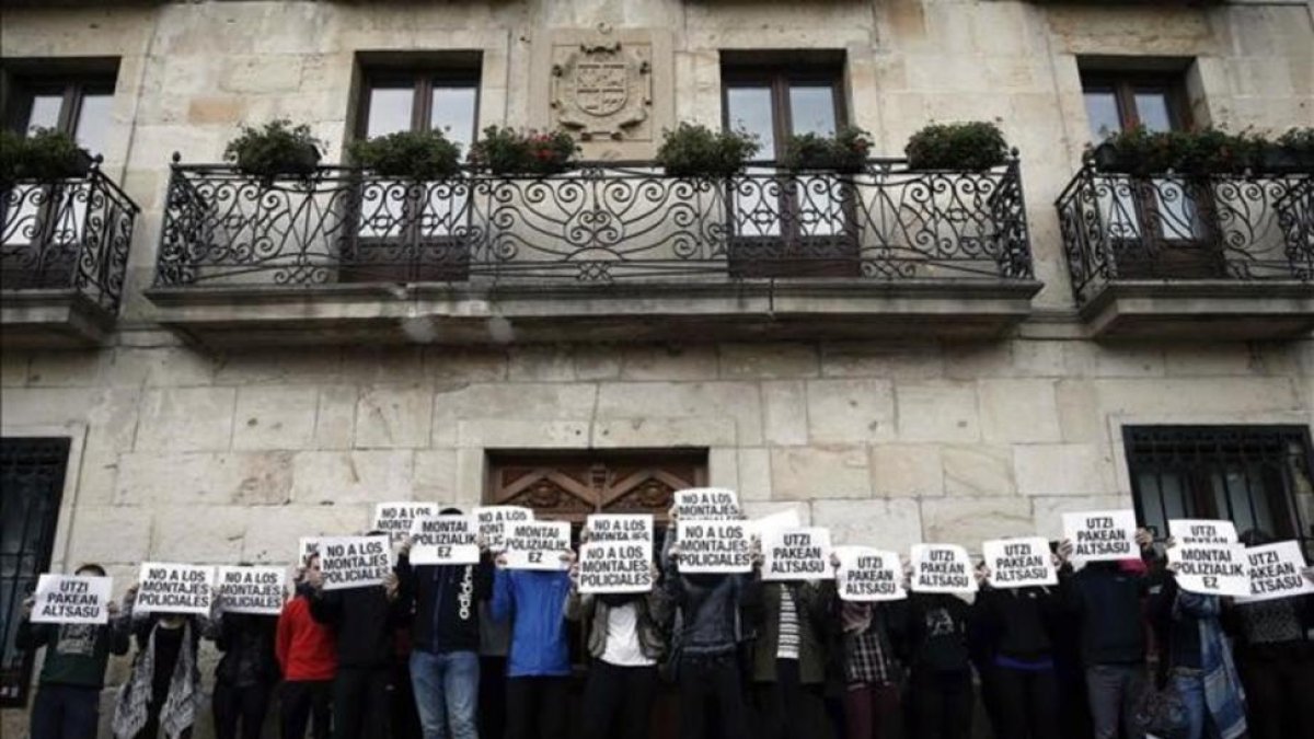 Acto de apoyo de vecinos y amigos de los dos detenidos por la agresión a dos guardias civiles en Alsasua, el pasado día 17 de octubre.-EFE / JESÚS DIGES