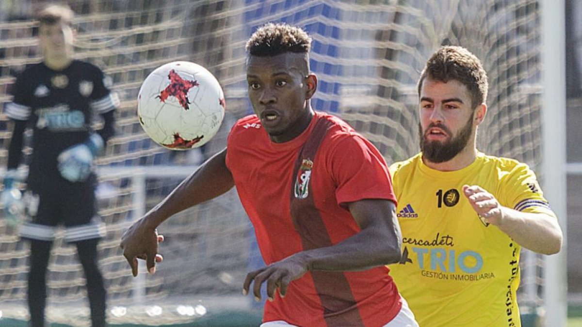 Jonatan Alexander Angulo se dispone a controlar el balón en el choque ante el Bupolsa.-SANTI OTERO